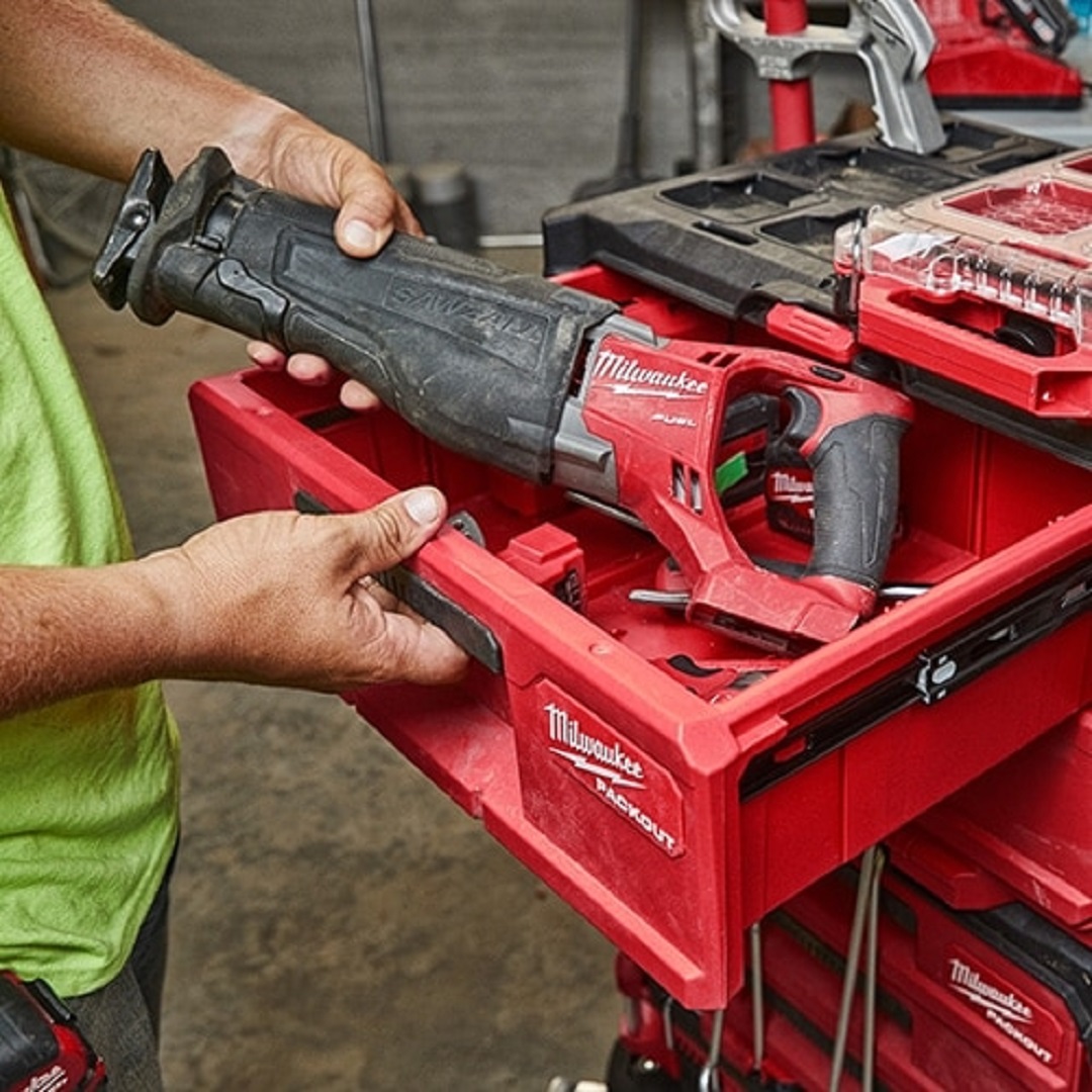 Profissional retira ferramenta de uma gaveta Milwaukee PACKOUT