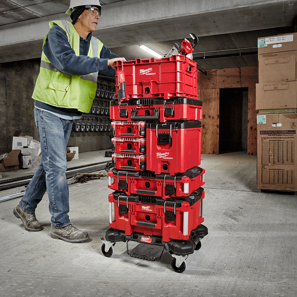 Sistema Milwaukee PACKOUT em uso no canteiro