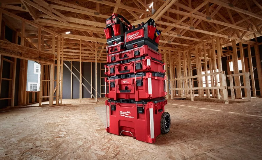Torre modular de caixas Milwaukee PACKOUT em obra